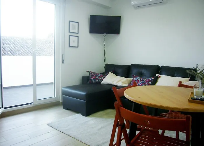 Castle, Terrace And Relax דירה טומאר