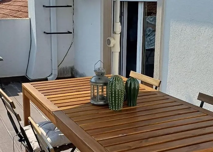 Castle, Terrace And Relax * تومار